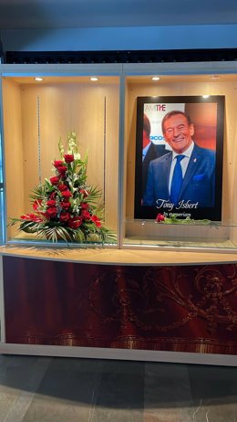 Foto de Tony Isbert y ramo de flores que presiden el hall del Teatro Circo de Albacete en homenaje por su fallecimiento.