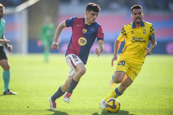 Archivo - 30 November 2024, Spain, Barcelona: Barcelona's Pedri and Las Palmas's Kirian Rodriguez battle for the ball during the Spanish Primera Division soccer match between FC Barcelona and UD Las Palmas at Estadi Olimpic Lluis Companys. 