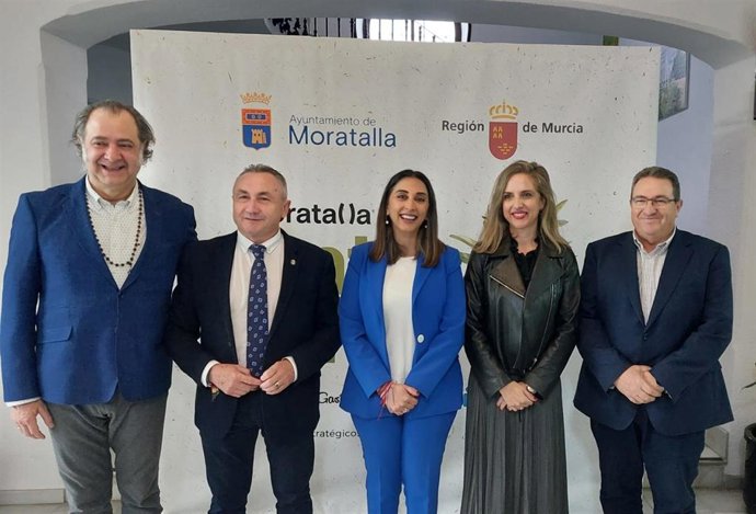 La consejera Sara Rubira junto al alcalde de Moratalla, Juan Soria, la DG de Política Agraria Común, Ana García, el responsable de Innovación Agroalimentaria de Cajamar en Murcia, Jesús López, y el organizador de 'Moratalla Entre Oliveras', Firo Vázquez