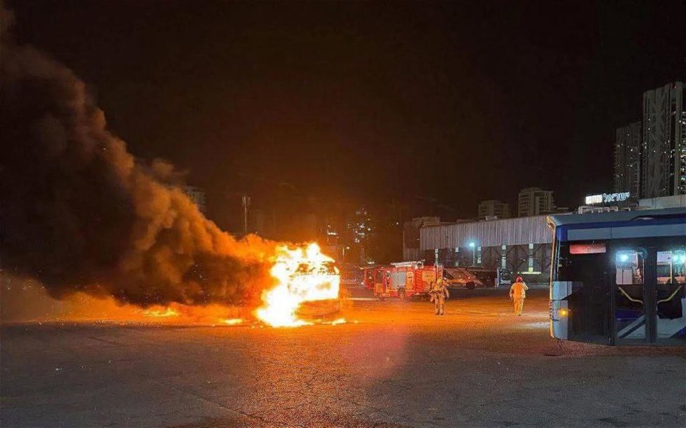 Autobús en llamas en Bet Yam, al sur de Tel Aviv, tras una explosión que la Policía de Israel investiga como un posible atentado terrorista