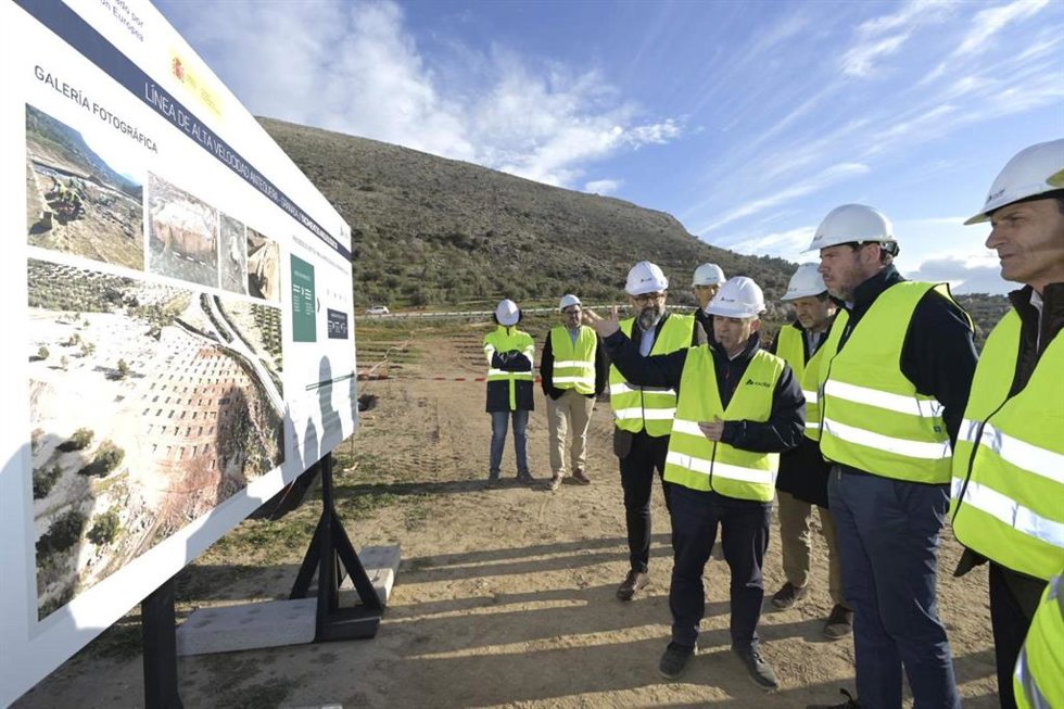 El ministro de Transportes y Movilidad Sostenible, Óscar Puente, en su visita técnica a las obras de la Variante de Loja (Granada).