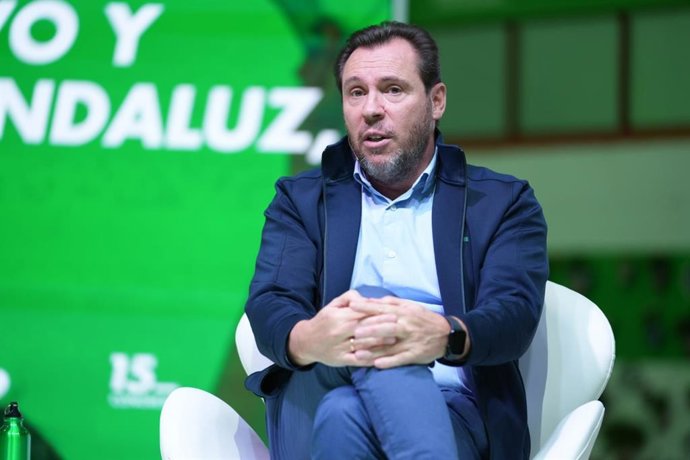 El ministro de Transportes y Movilidad Sostenible, Óscar Puente, interviene en un ágora del XV Congreso del PSOE-A en Armilla (Granada).