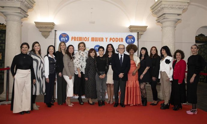 Foto familiar de la entrega de los premios ‘Mujer y Poder’.