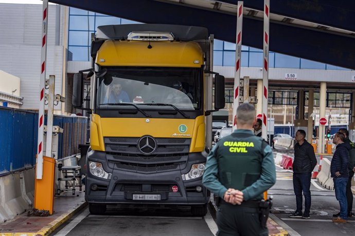 Un agente de Guardia Civil delante del primer camión que ha pasado por la aduana comercial de Ceuta.