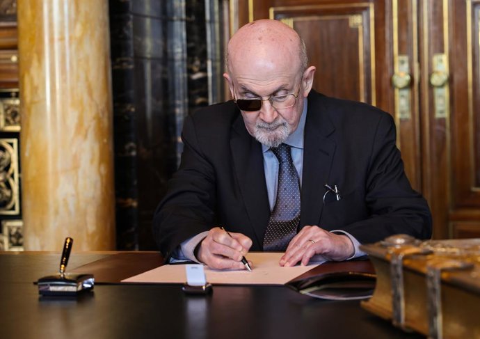 Archivo - 13 de maio de 2024, Hamburgo: O escritor indiano-britânico Salman Rushdie assina o Livro de Ouro da cidade na prefeitura. Foto: Christian Charisius/dpa