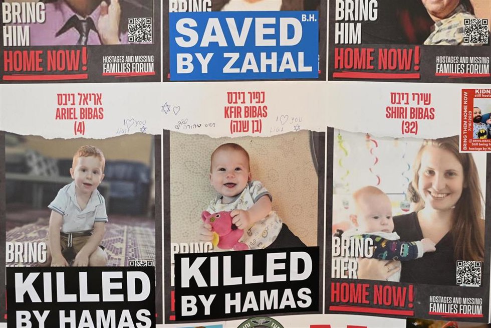 Carteles denunciando el secuestro y la muerte de Shiri Bibas y sus dos hijos, tomados como rehenes por Hamás durante sus ataques del 7 de octubre de 2023 contra Israel