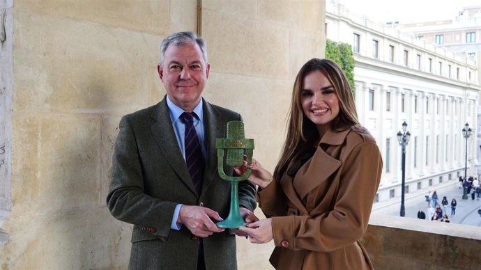 Sanz con Melody en el Ayuntamiento