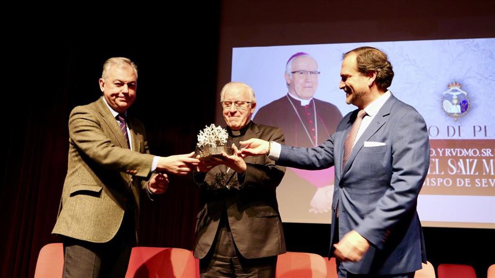 El alcalde reconoce la labor del arzobispo por Sevilla en la entrega del Olivo de Plata