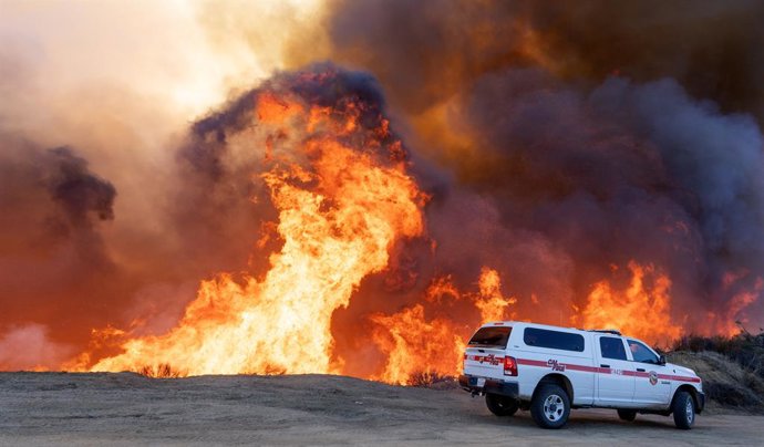 Archivo - Arquivo - 11 de janeiro de 2025, EUA, Los Angeles: O fogo atinge as colinas atrás de Pacific Palisades, em Los Angeles, enquanto os incêndios em Palisades assolam a área. Foto: Daniel A. Anderson/ZUMA Press Wire/dpa