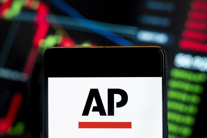 Archivo - Arquivo - 21 de junho de 2024, China: Nesta ilustração fotográfica, o logotipo da agência de notícias americana Associated Press (AP) é exibido em um smartphone com um gráfico de índice da bolsa de valores econômica ao fundo.