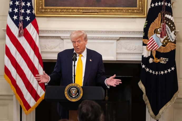 21 de fevereiro de 2025, Washington, Distrito de Columbia, EUA: O presidente dos Estados Unidos, Donald Trump, faz comentários durante uma sessão de trabalho dos governadores na Sala de Jantar do Estado da Casa Branca em Washington, DC, em 21 de fevereiro