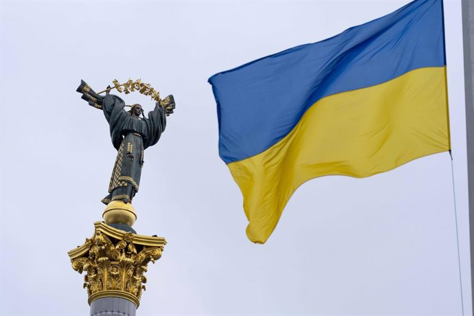 Archivo - Arquivo - 23 de novembro de 2024, Kiev, cidade de Kiev, Ucrânia: Bandeira ucraniana vista em Kiev ao lado do Monumento da Independência na praça Maidan Nezalezhnosti, em Kiev.