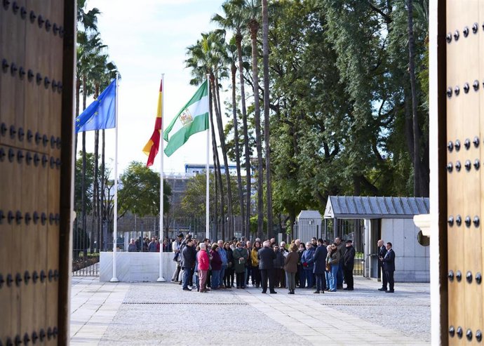 Archivo - El presidente del Parlamento de Andalucía, Jesús Aguirre, de espaldas en la imagen, durante la recepción a ciudadanos ante la jornada de puertas abiertas con motivo del Día de Andalucía (fotografía de archivo).