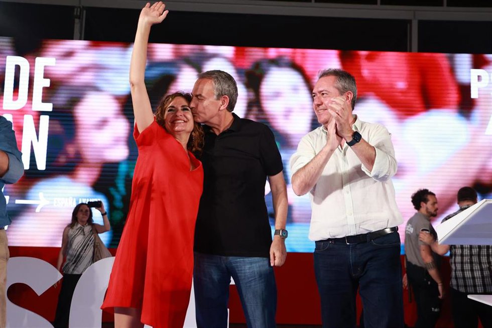 Archivo - El expresidente José Luis Rodríguez Zapatero (c); la vicesecretaria general del PSOE, María Jesús Montero; y el secretario general del PSOE-A, Juan Espadas (d) en el acto de cierre de campaña del PSOE a 21 de julio del 2023 en La Rinconada (Se