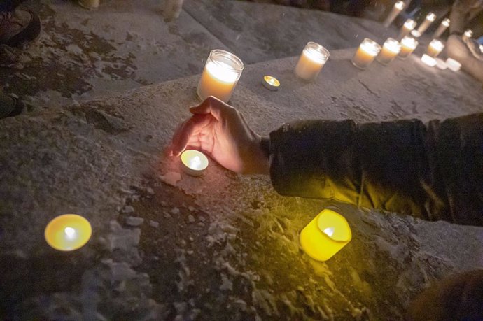 February 20, 2025, New York, New York, United states: (new) candlelight vigil to mourn hostages dead bodies returned by hamas. February 20, 2025, new york, new york, usa: israeli expats and supporters light candles at a candlelight vigil to honor three is