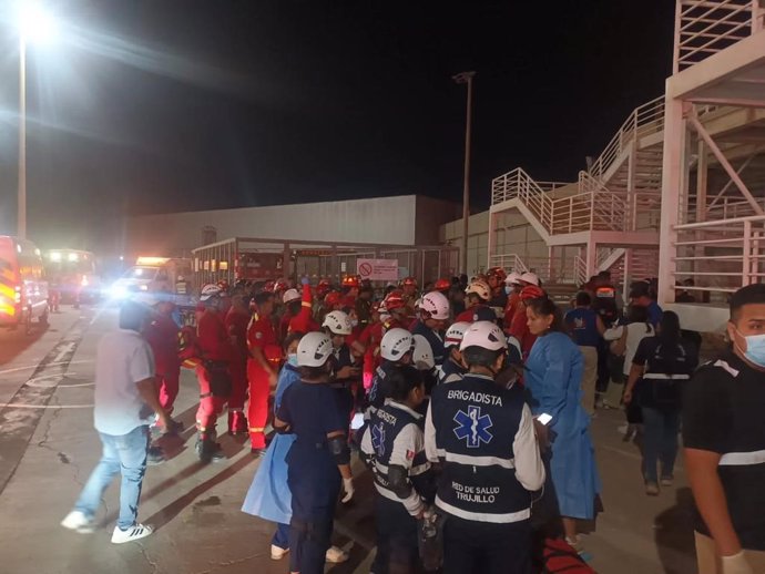 Al menos tres personas mueren tras el colapso del techo de un centro comercial en Perú - Ministerio de Salud de Perú