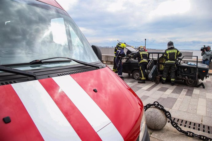 Archivo - June 14, 2024, St. Petersburg, Russia: Fire service employees seen during a demonstration to evacuate an injured person from a car involved in an accident during the firemen's festival in the 300th Anniversary Park. On June 14, the festival 'My 