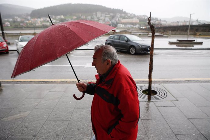 Archivo - Una persona con paraguas camina en Viveiro, a 8 de enero de 2025, en Viveiro, Lugo, Galicia (España). Durante esta mañana de miércoles, Galicia ha registrado vientos de más de 150 kilómetros por hora, en concreto, el valor máximo, según Meteogal