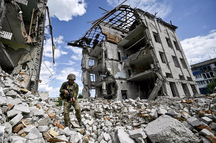 Archivo - 20 May 2024, Ukraine, -: A fighter of the 53rd Battalion of the 141st Separate Infantry Brigade who serves in the Zaporizhzhia region pictured around the destruction. Photo: -/https://photonew.ukrinform.com/ Ukrinform/dpa