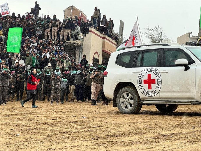 20 de fevereiro de 2025, Khan Unisis, Gaza: (int) a resistência palestina recebeu e entregou os corpos de quatro prisioneiros israelenses à cruz vermelha em bani suhaila. 20 de fevereiro de 2025, khan yunis, gaza, palestina: a resistência palestina recebe