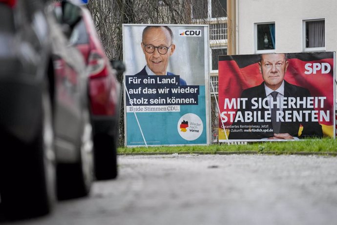 Imagen de archivo de carteles a favor de los candidatos a la Cancillería de los conservadores y los socialdemócratas en una calle de Alemania.