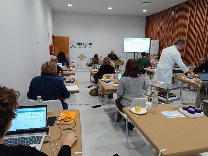 Cata de los aceite de oliva presentados a consurso.