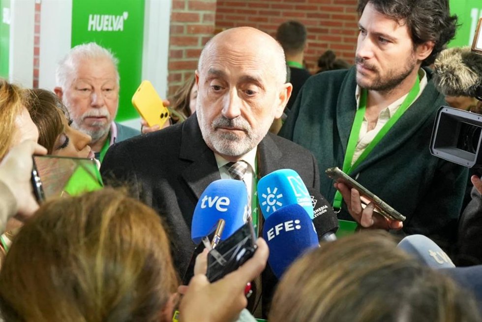 El excandidato a las elecciones primarias del PSOE-A para elegir secretario general, Luis Ángel Hierro, este sábado en declaraciones a los medios en Armilla (Granada).