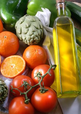 Archivo - Frutas, verduras y aceite, en imagen de archivo