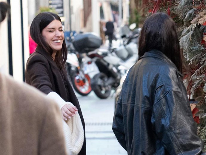 Dulceida y Alba Paul salen de un restaurnate donde han comido con amigas.