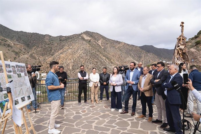 Autoridades regionales e insulares visitan los trabajos para el encauzamiento del barranco de Vallehermoso, en La Gomera
