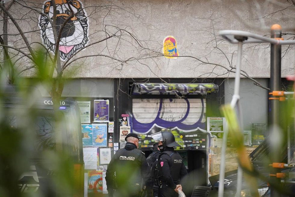 Archivo - Miembros de la Policía Nacional durante el desalojo del centro social okupado La Ferroviaria, en Madrid (España).