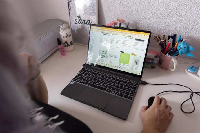 Archivo - Una persona usa un ordenador, a 9 de febrero de 2024, en Madrid (España). 