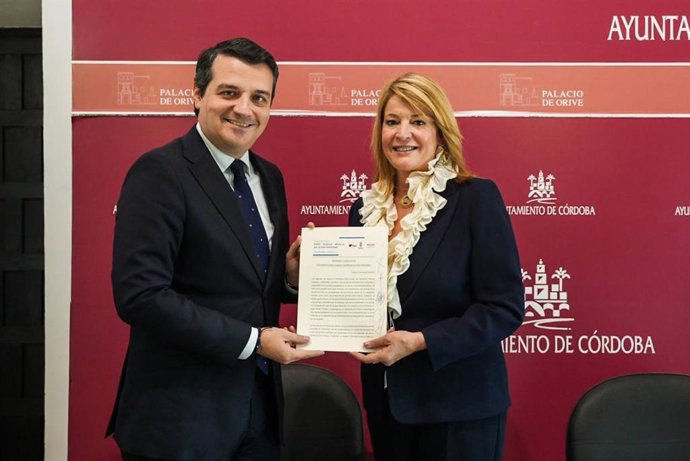 Imagen de la alcaldesa de Córdoba, Pilar Miranda, y el acalde de Huelva, José María Bellido.