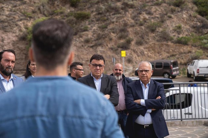 El consejero de Política Territorial, Manuel Miranda, en una visita al municipio de Vallehermoso (La Gomera) junto al presidente insular, Casimiro Curbelo