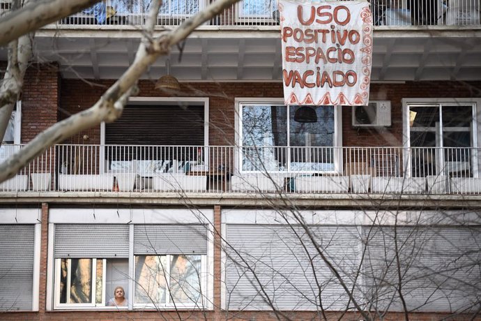 Archivo - Pancarte en un balcón por el desalojo del centro social okupado ‘La Ferroviaria’, en la Plaza de Luca de Tena, a 13 de marzo de 2024, en Madrid (España). El centro social okupado y autogestionado en el distrito de Arganzuela conocido como ‘La Fe