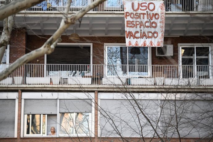 Archivo - Arquivo - Faixa em uma sacada para o despejo do centro social ocupado "La Ferroviaria", na Plaza de Luca de Tena, em 13 de março de 2024, em Madri (Espanha). O centro social ocupado e autogerido no distrito de Arganzuela, conhecido como "La Fe",