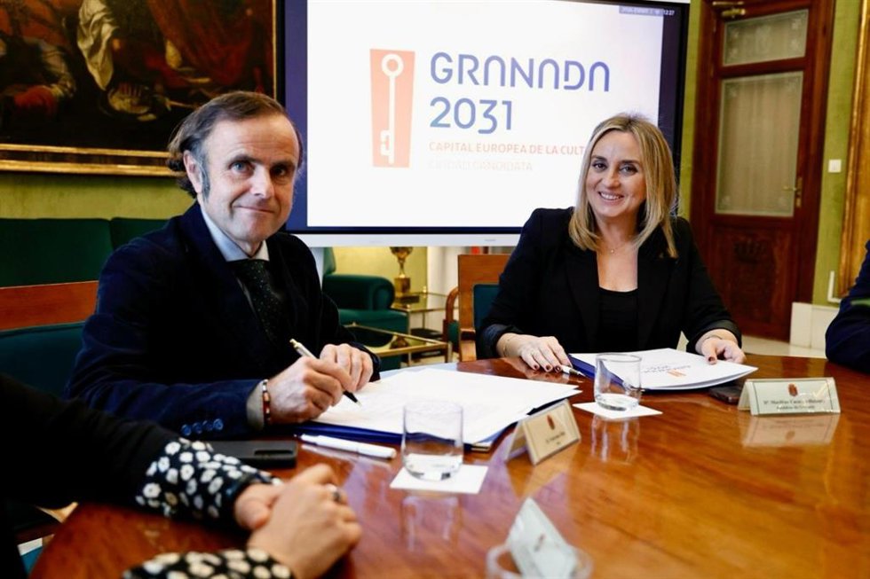 Imagen de la alcaldesa de Granada, Marifran Carazo, y el director de ALSA Zona Mediterránea, Valeriano Díaz.