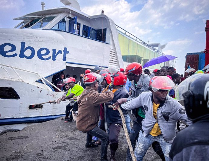 GOMA, Feb. 19, 2025  -- Workers pull a ferry to the wharf at a dock in Goma, the Democratic Republic of the Congo (DRC), Feb. 18, 2025.   Traffic on Lake Kivu between Bukavu and Goma, two provincial capitals in the eastern Democratic Republic of the Congo