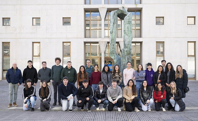 Alumnado y profesorado del curso de cooperación al desarrollo posa en el Aulario del campus de Arrosadia.