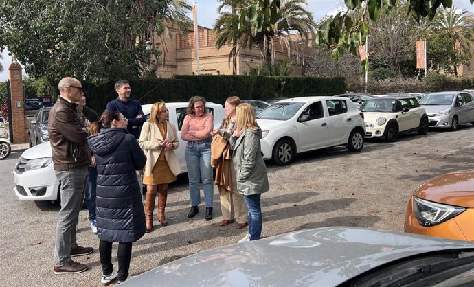 La viceportavoz del grupo municipal socialista Begoña Medina junto con trabajadores de la zona industrial de calle Bodegueros de Málaga capital