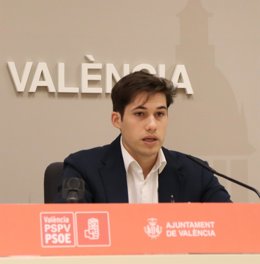 Archivo - El portavoz del PSPV-PSOE en el Ayuntamiento de València, Borja Sanjuán, en una rueda de prensa. Imagen de archivo