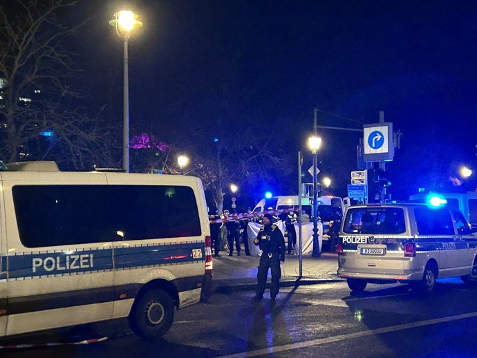 21 February 2025, Beriline, Berlin: Police officers and emergency vehicles at the Holocaust memorial in Berlin where a man has been seriously injured in a stabbing incident. Photo: Marion van der Kraats/dpa-Zentralbild/dpa