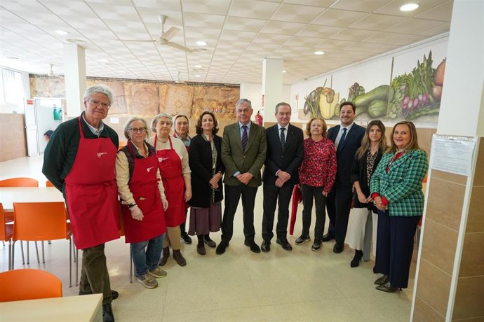 Visita del alcalde al comedor social San Juan de Acre.