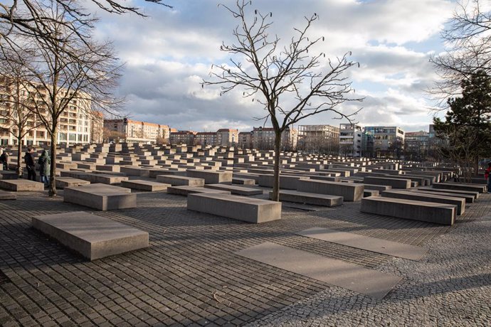 Archivo - January 8, 2025, Berlin, Germany: Visitors to Berlin's Holocaust Memorial gathered under gray skies on January 8, 2025, to reflect on the horrors of the Holocaust, as the site continues to attract tourists and locals despite ongoing security con