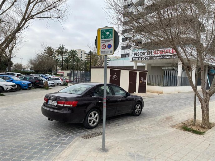 Compromís denuncia que los coches "suben a la acera" en la calle peatonal Aaron Vidal y la Policía Local "no interviene"