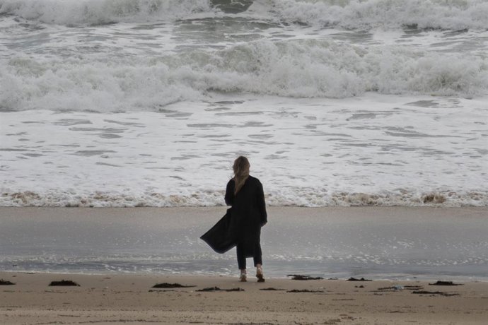 Una mujer en una playa de la comarca de Salnés, a 27 de enero de 2025, en Salnés, Pontevedra, Galicia (España). 
