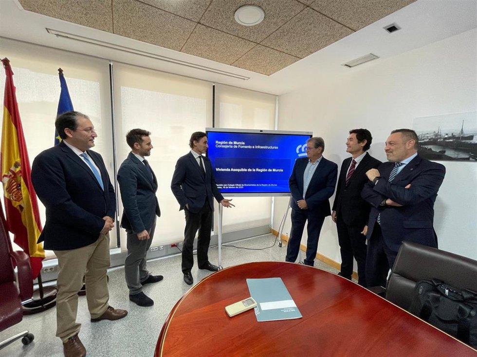 El consejero de Fomento e Infraestructuras, Jorge García Montoro, mantuvo esta semana una reunión con el decano del Colegio de Economistas de la Región, Ramón Madrid