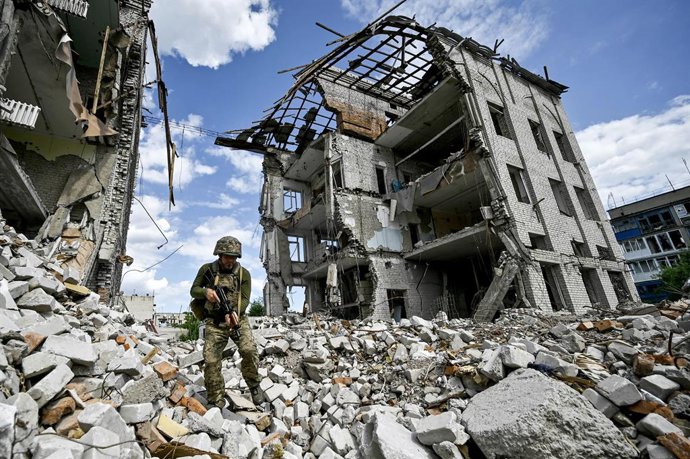 Archivo - Arquivo - 20 de maio de 2024, Ucrânia, -: Um combatente do 53º Batalhão da 141ª Brigada de Infantaria Separada, que serve na região de Zaporizhzhia, fotografado em torno da destruição. Foto: -/https://photonew.ukrinform.com/ Ukrinform/dpa