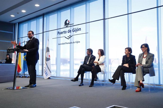 El presidente Adrián Barbón intervine en el acto de toma de posesión de Nieves Roqueñí como presidenta del puerto de El Musel.