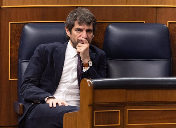 El ministro de Cultura, Ernest Urtasun, durante un pleno en el Congreso de los Diputados, a 19 de febrero de 2025, en Madrid (España). La vicepresidenta primera y ministra de Hacienda, María Jesús Montero, protagoniza el Pleno del Congreso tras el choque 